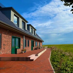 aussenansicht-langhaus-aussichtsreich-hallig-oland