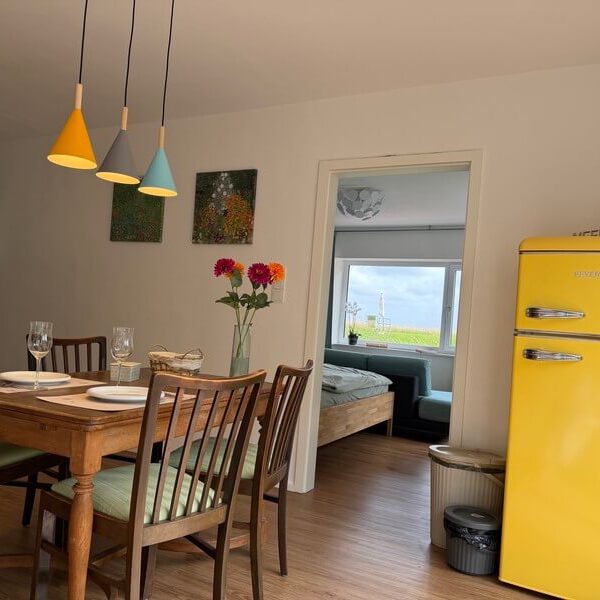 Küche mit Esstisch in der Ferienwohnung Terassenreich auf Hallig Oland