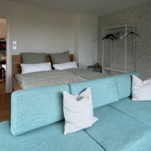Wohnzimmer in der Ferienwohnung Terassenreich auf Hallig Oland