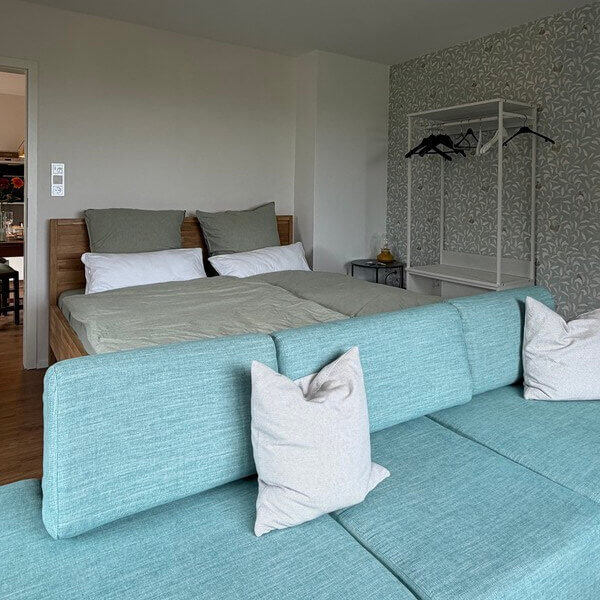 Wohnzimmer in der Ferienwohnung Terassenreich auf Hallig Oland